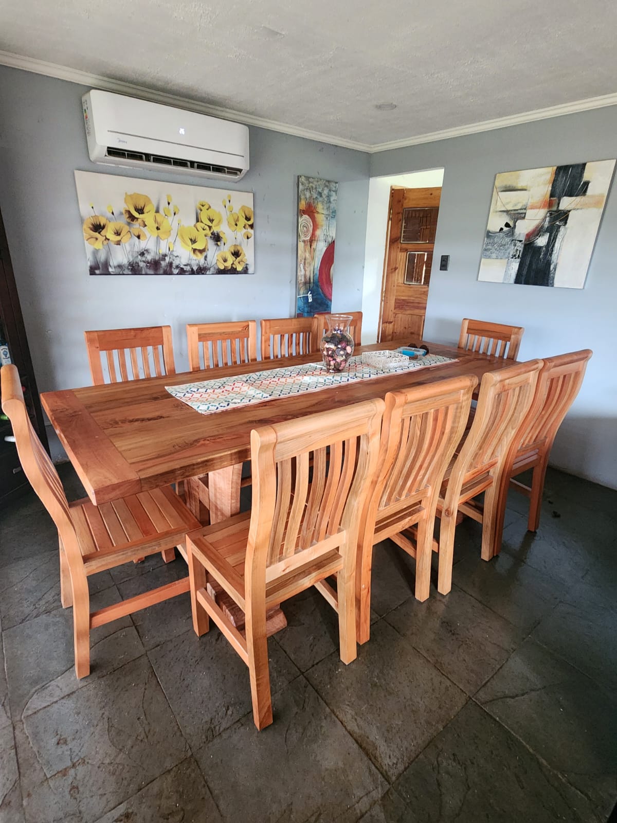 Comedor rústico de madera nativa con sillas